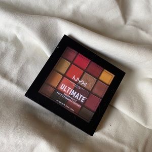 3/30$ 🌼 NYX ultimate eye shadow palette Pheonix